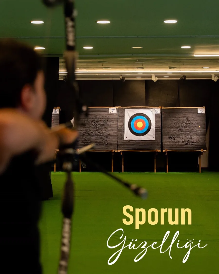 Sporun Güzelliği — okçuluk salonunda hedefe kilitlenen sporcu